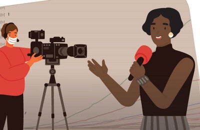 Periodista frente a una cámara con un micrófono en la mano