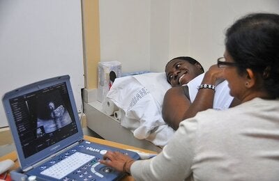 Mujer embarazada sonriendo durante ecografía