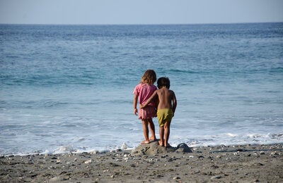 niños mirando el mare