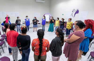 Mulheres em círculo durante a capacitação