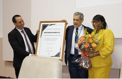Directora de OPS recibe reconocimiento 