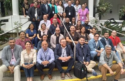 Foto grupal con entrenadores y estudiantes