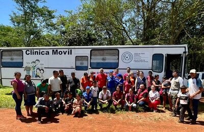 Clínica móvil donada por OPS