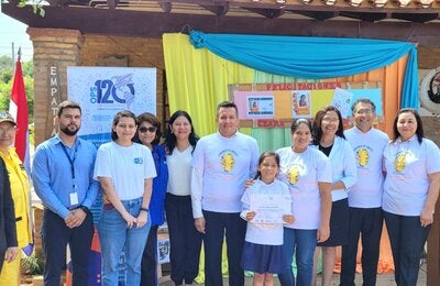 Autoridades de Misiones y de la OPS durante la entrega de premios