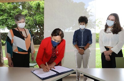 Representantes das entidades assinam o acordo