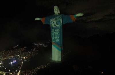 Cristo Redentor vestindo a camisa OPAS 120 anos