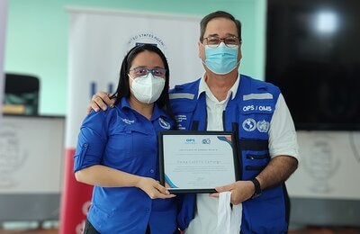 Entrega de reconocimiento a funcionaria del Ministerio de Salud