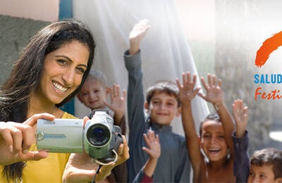 Mujer con cámara de video