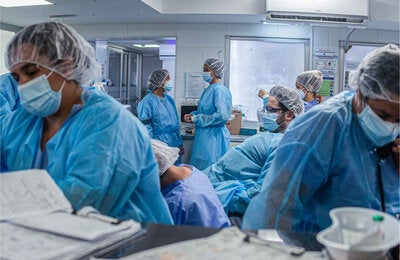 Durante toda la pandemia, los profesionales de la salud fueron sometidos a una enorme exigencia respondiendo con gran sacrificio y compromiso para proteger la salud de las y los uruguayos. Fotógrafo: Alessandro Maradei Medio: La Diaria.