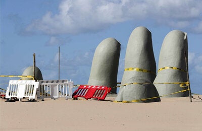 Las medidas adoptadas por la pandemia modificaron incluso la forma de relacionarlos con los espacios públicos y las actividades turísticas en general. Fotógrafo: Raúl Martínez Medio: EFE Uruguay