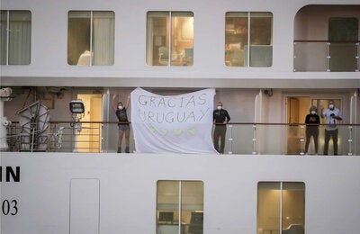 La solidaridad del pueblo uruguayo se vio reflejada una vez más al dar asistencia al crucero Greg Mortimer en un contexto de altas restricciones a nivel global. Fotógrafo: Raúl Martínez Medio: EFE Uruguay