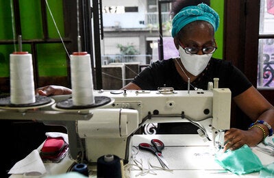 Los ejemplos de solidaridad abundaron entre integrantes de organizaciones sociales y la sociedad civil organizada, que destinaron tiempo y recursos para apoyar a quienes más lo necesitaban. Fotógrafo: Javier Calvelo Medio: adhoc Fotos | cooperativa de fotógrafos