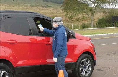 La medición de temperatura corporal fue una de las medidas aplicadas en puntos de entrada como parte de la estrategia nacional de control de la COVID-19. Medio: Telenoche / Canal 4