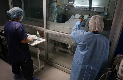 El COVID-19 afectó principalmente a grupos de población más vulnerable. Nueve de cada 10 personas no requirieron internación y un 1% debió ingresar a la Unidad de Cuidados intensivos. Fotógrafo: Raúl Martínez Medio: EFE Uruguay