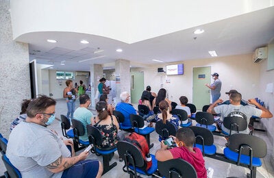 Centro de salud con personas 