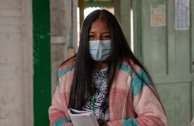 Mujer joven con una libreta en la mano