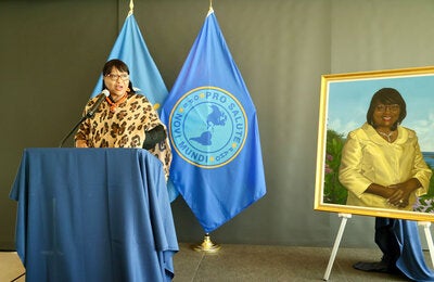Ceremonia de develación del retrato de la Dra. Etienne