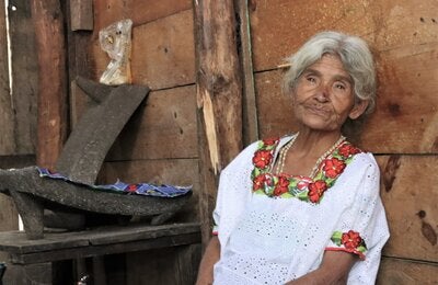 Mujer adulta mayor apoyada por OPS