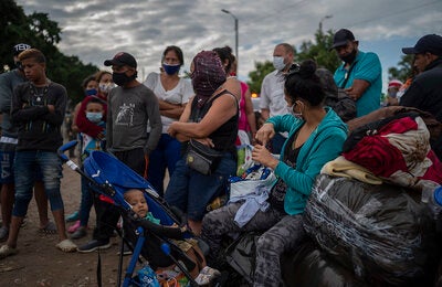 Migrantes. Destaca mujer con coche y bebé.