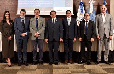 Autoridades de Salud Pública junto a OPS.
