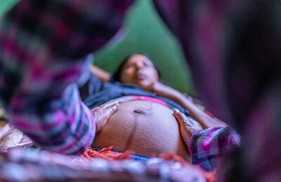 Mujer embarazada y manos sobre su panza