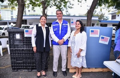 Auoridades durante entrega de equipos EMT.