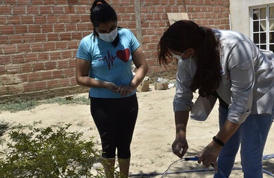 Jaqueline Bazzana, referente de INTA, trabajando junto a las comunidades en el Chaco Salteño
