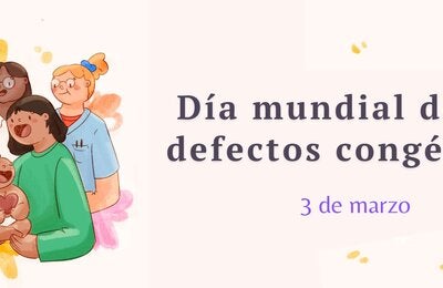 Bebé sonriendo con familia y equipo de salud alrededor
