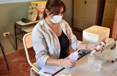 foto de procedimiento de análisis de muestras de agua