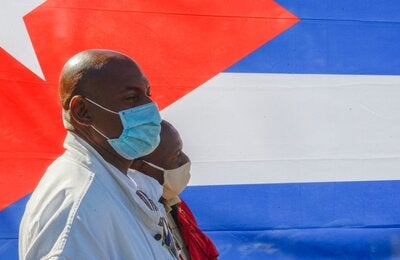 Hombre con máscara en Cuba