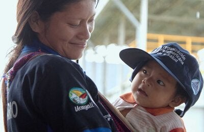 Agente comunitaria de salud con su hijo