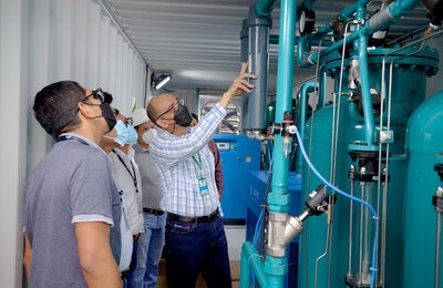 Facilitador enseña funcionamiento de equipamiento