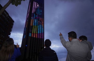 familia mirando torre