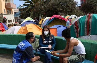 El Ministerio de Salud junto a OPS/OMS Chile, han desarrollado desde el año 2020 la estrategia denominada “duplas sociosanitarias”, cuyo objetivo principal es apoyar el acceso a la salud de las personas migrantes en el norte y centro del país; considerando la salud como un Derecho Humano independiente de la situación migratoria de las personas.