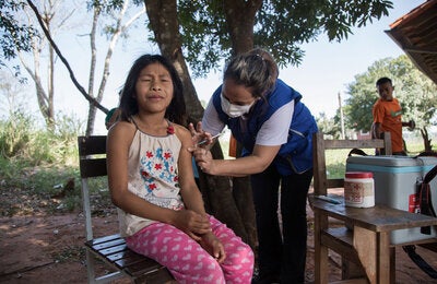 PANAFTOSA lanza curso virtual de profilaxis contra la rabia para profesionales de la salud en las Américas. Niña recibiendo profilaxis de la rabia