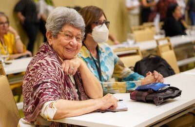 Persona adulta mayor sonriendo a la cámara