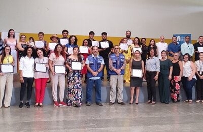 Participantes en la actividad posan con sus certificados