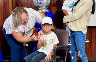 Niño recibiendo la vacuna contra la influenza
