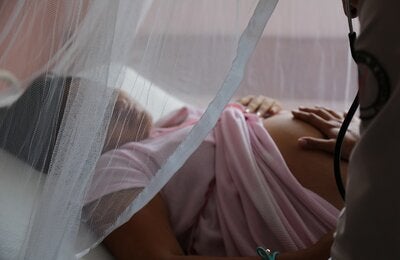 mujer embarazada acompañada