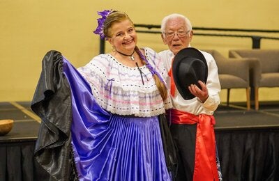 Dos adultos mayores sonriendo