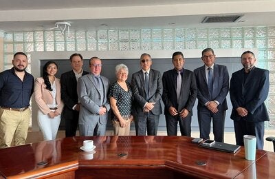 Equipo internacional con el Ministro de Hacienda