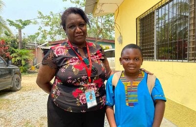 Dra. Alba Rita Sambula y uno de sus pacientes en la comunidad de Bajamar, Cortés