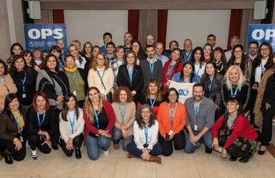Foto grupal de participantes del encuentro