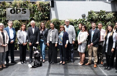Dra. tambini y ministro salud gurpo de personas