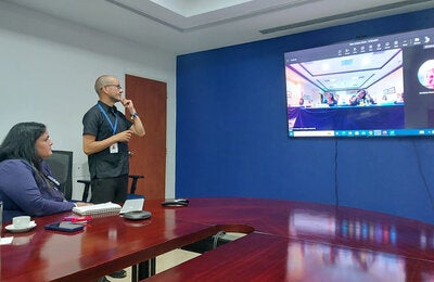 Los doctores Edison Soto y Vanessa Ochoa en la capacitación remota a médicos salvadoreños en malaria grave