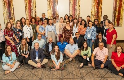 Foto grupal con participantes y talleristas