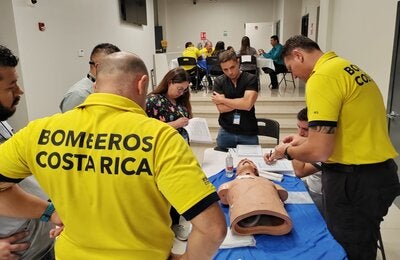 Participantes durante los ejercicios