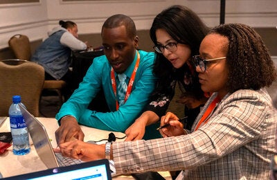 tres personas frente a un computador
