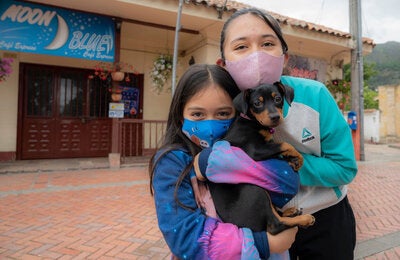 Dos niñas con perro