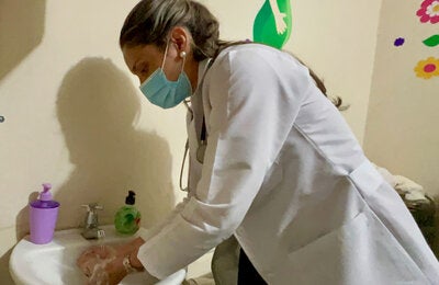 Trabajador de salud se lava las manos